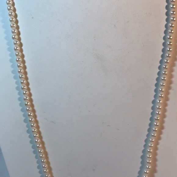 Avon faux pearl necklace, single strand, 28 in length, marked Avon on clasp - Picture 2 of 7